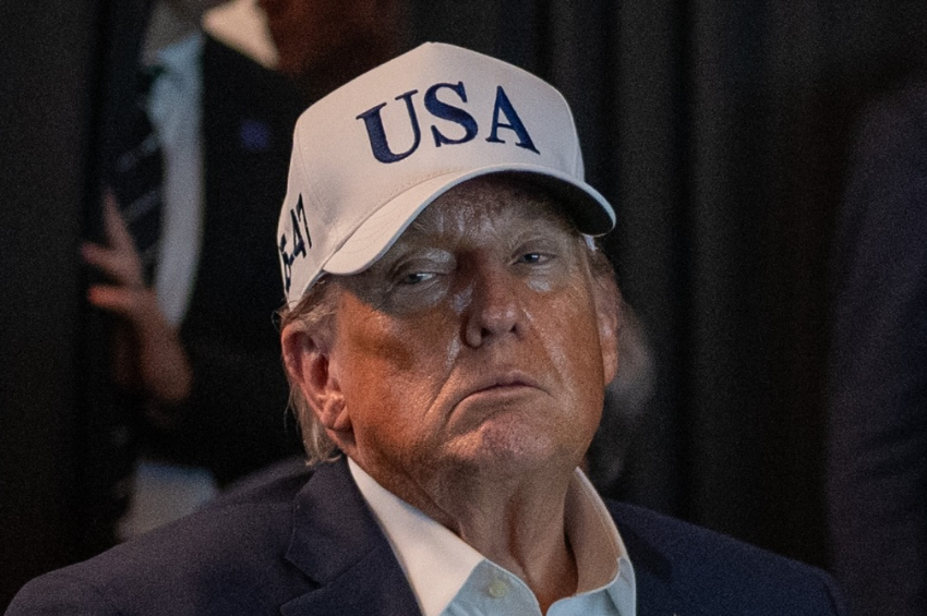 Trump luce extraño sarpullido en el cuello y desata nuevas sospechas sobre su salud