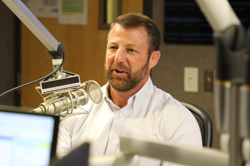 Mullin responde sobre cuotas de arrestos de inmigrantes rumbo al DHS