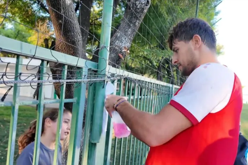 Selección de Irak recibe apoyo de niños y niñas de escuela en Monterrey