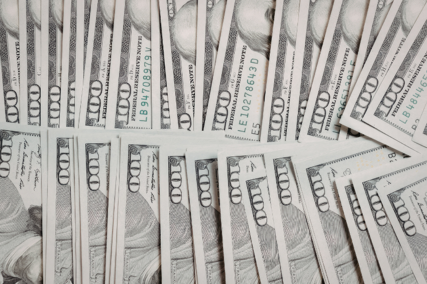 El dólar arranca estable y mantiene bajo lupa a los mercados