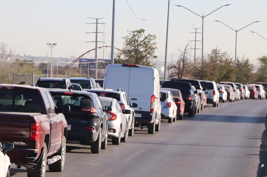Cruces saturados: largas filas complican el paso hacia Estados Unidos
