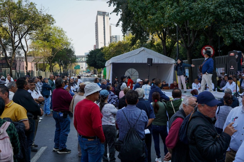 Petroleros protestan frente a la Suprema Corte por cambios en pensiones Petroleros protestan frente a la Suprema Corte por cambios en pensiones