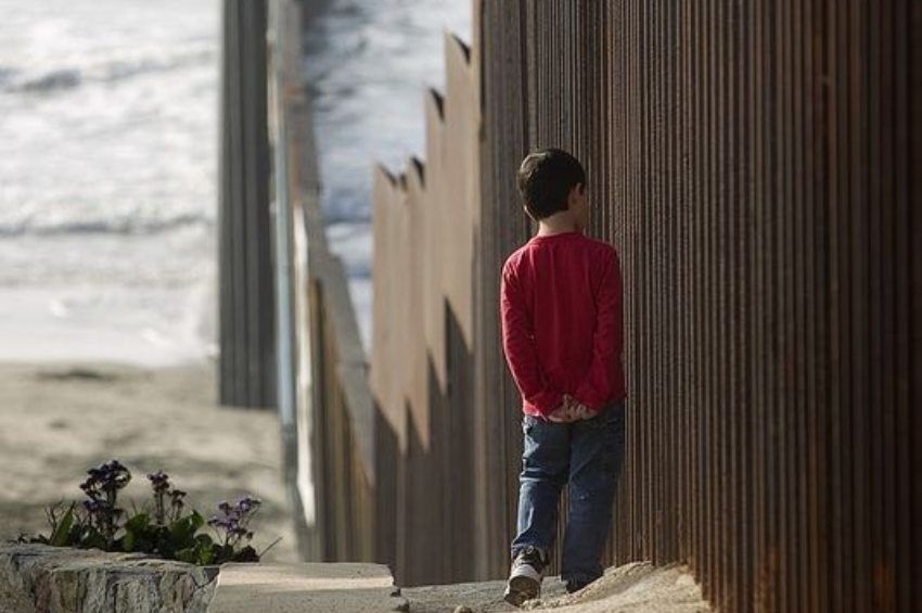 Juez federal vuelve a frenar la polémica ley SB4 de Texas