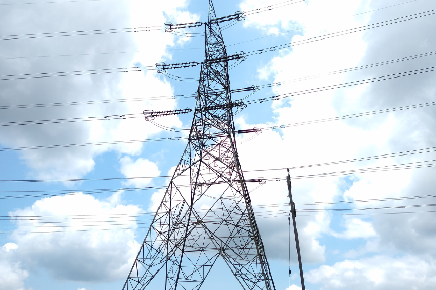 CFE enfrenta doble desafío: clima extremo y auge de paneles solares transforman la red eléctrica