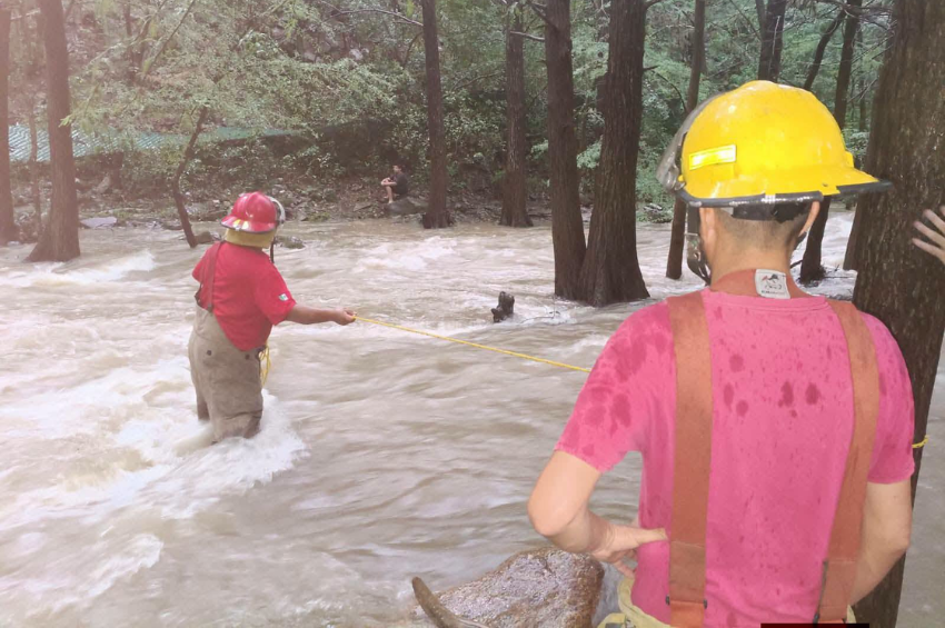 Rescate en Ciudad Victoria: Guardia Estatal salva a familia atrapada por la creciente de un río Rescate en Ciudad Victoria: Guardia Estatal salva a familia atrapada por la creciente de un río