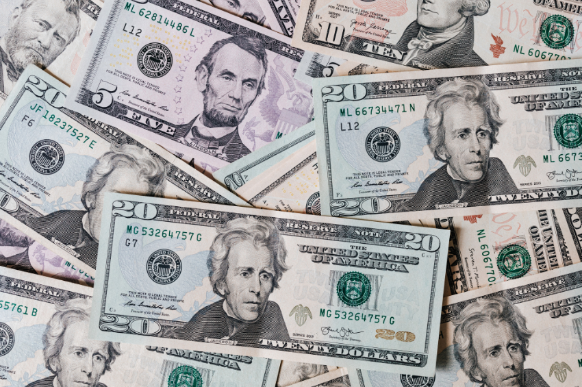 Peso pierde terreno y el dólar ronda los 17.61 pesos en la frontera norte