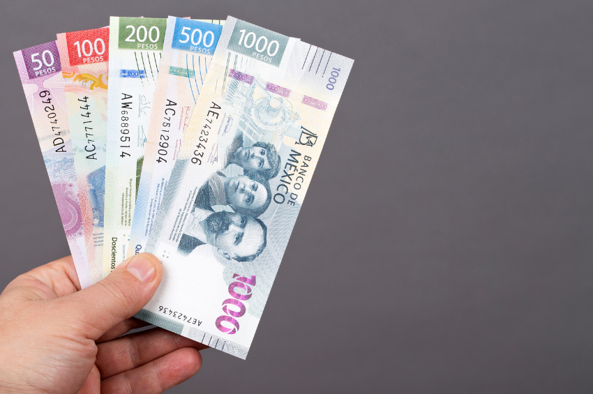 Peso mexicano recupera terreno y el dólar se mantiene por debajo de los 17.50 pesos Peso mexicano recupera terreno y el dólar se mantiene por debajo de los 17.50 pesos