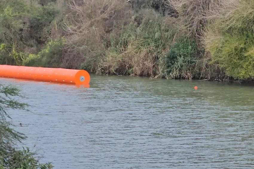 Muro flotante en el Río Bravo genera alerta en la frontera de los dos Laredos Muro flotante en el Río Bravo genera alerta en la frontera de los dos Laredos