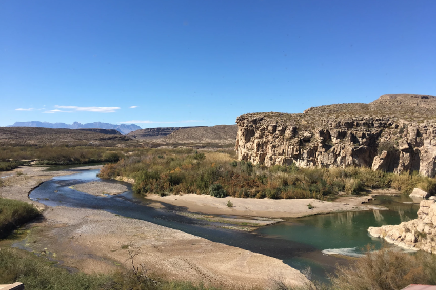 EE. UU. instalará barreras metálicas en Big Bend; proyecto genera debate ambiental en la frontera EE. UU. instalará barreras metálicas en Big Bend; proyecto genera debate ambiental en la frontera