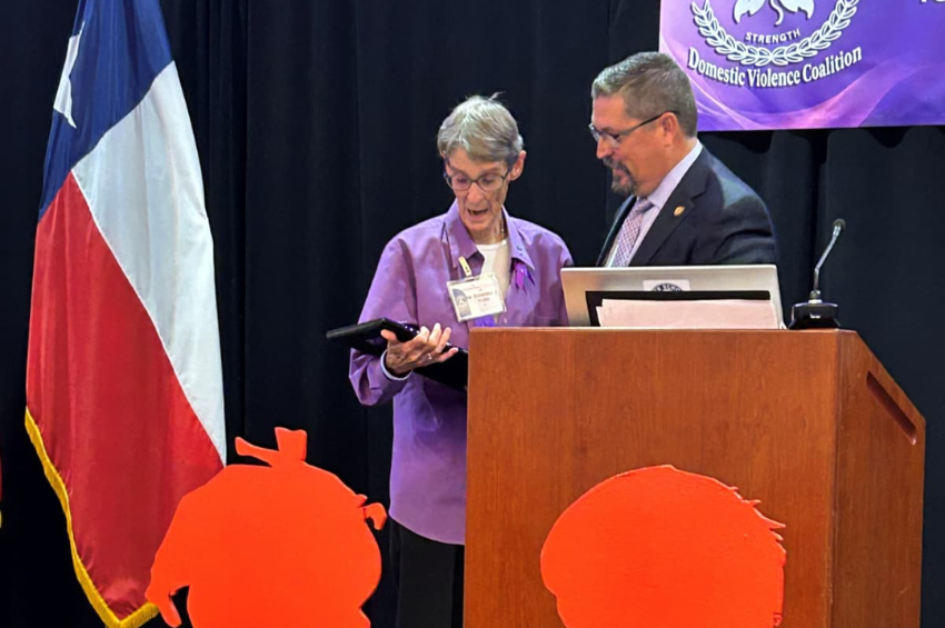 Reconocen toda una vida de servicio: Sister Rosemary Welsh recibe premio por su lucha contra la violencia doméstica