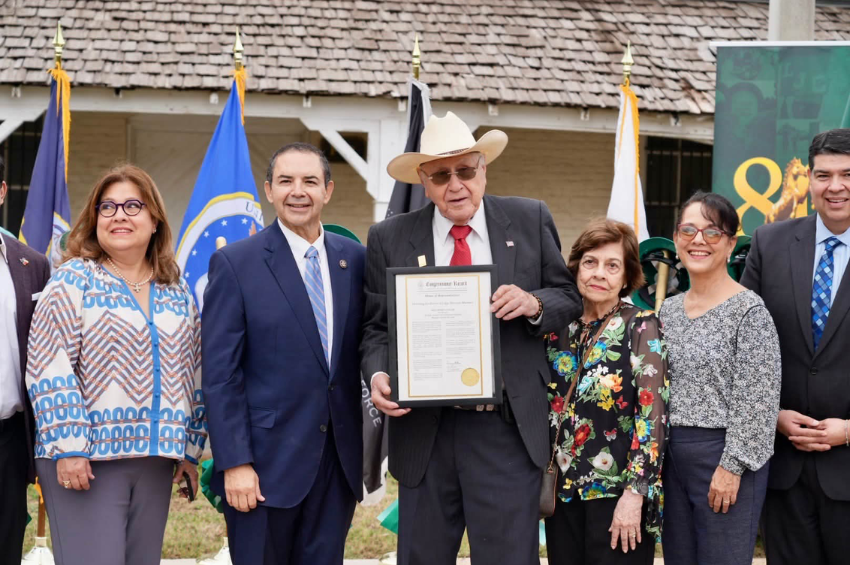 Otro importante reconocimiento para mercurio Martínez Jr.; Henry Cuéllar lleva su legado al registro del congreso Otro importante reconocimiento para mercurio Martínez Jr.; Henry Cuéllar lleva su legado al registro del congreso