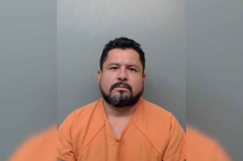 Arrestan en Laredo a conductor dormido al volante; le encuentran un arma