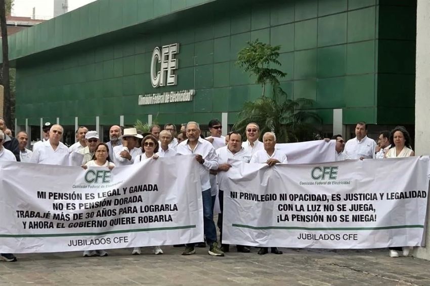 Jubilados de CFE y Pemex marchan en Reforma; estas son las rutas alternas en CDMX
